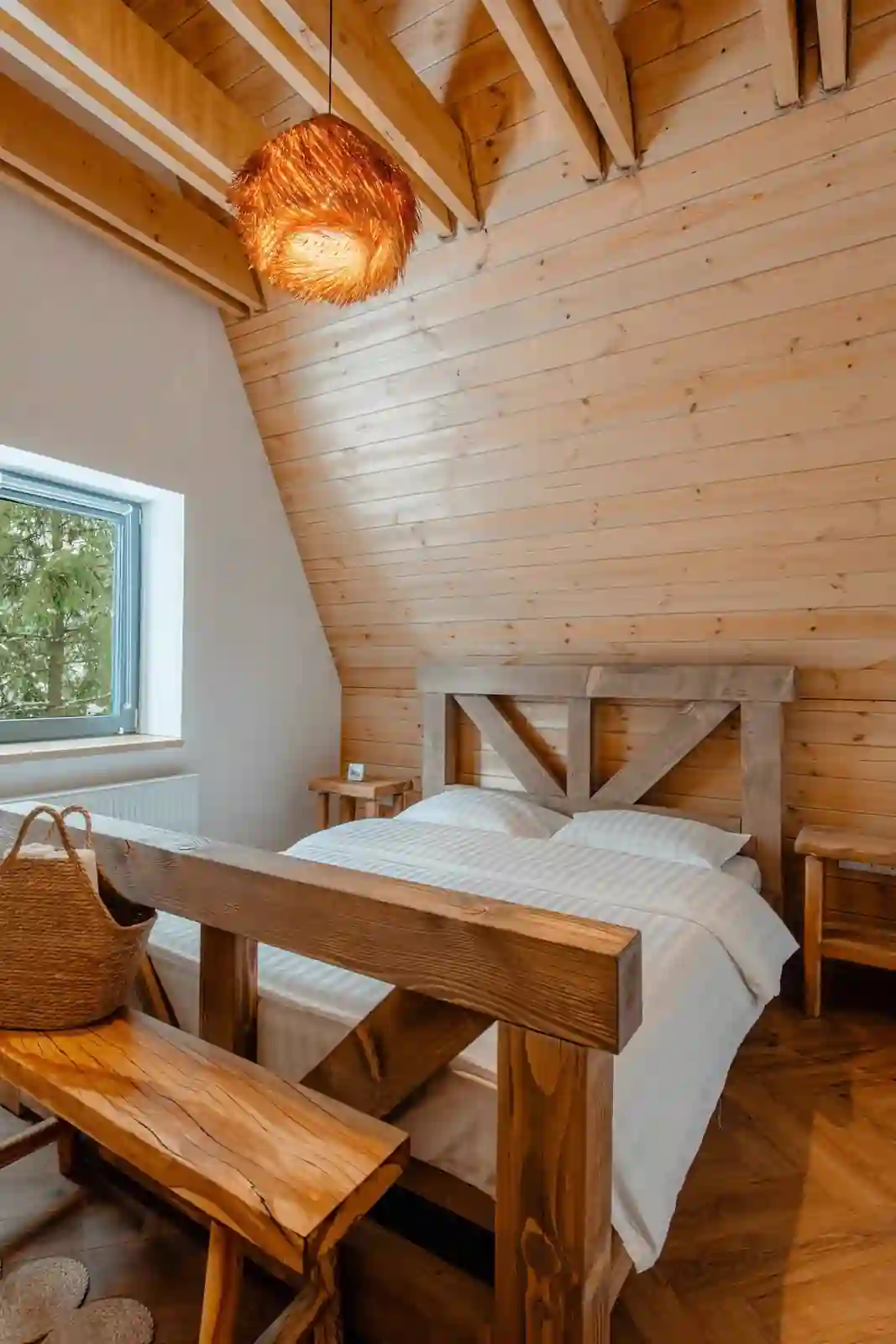 Black Raven Cabin Toplița – interior modern cu ferestre panoramice