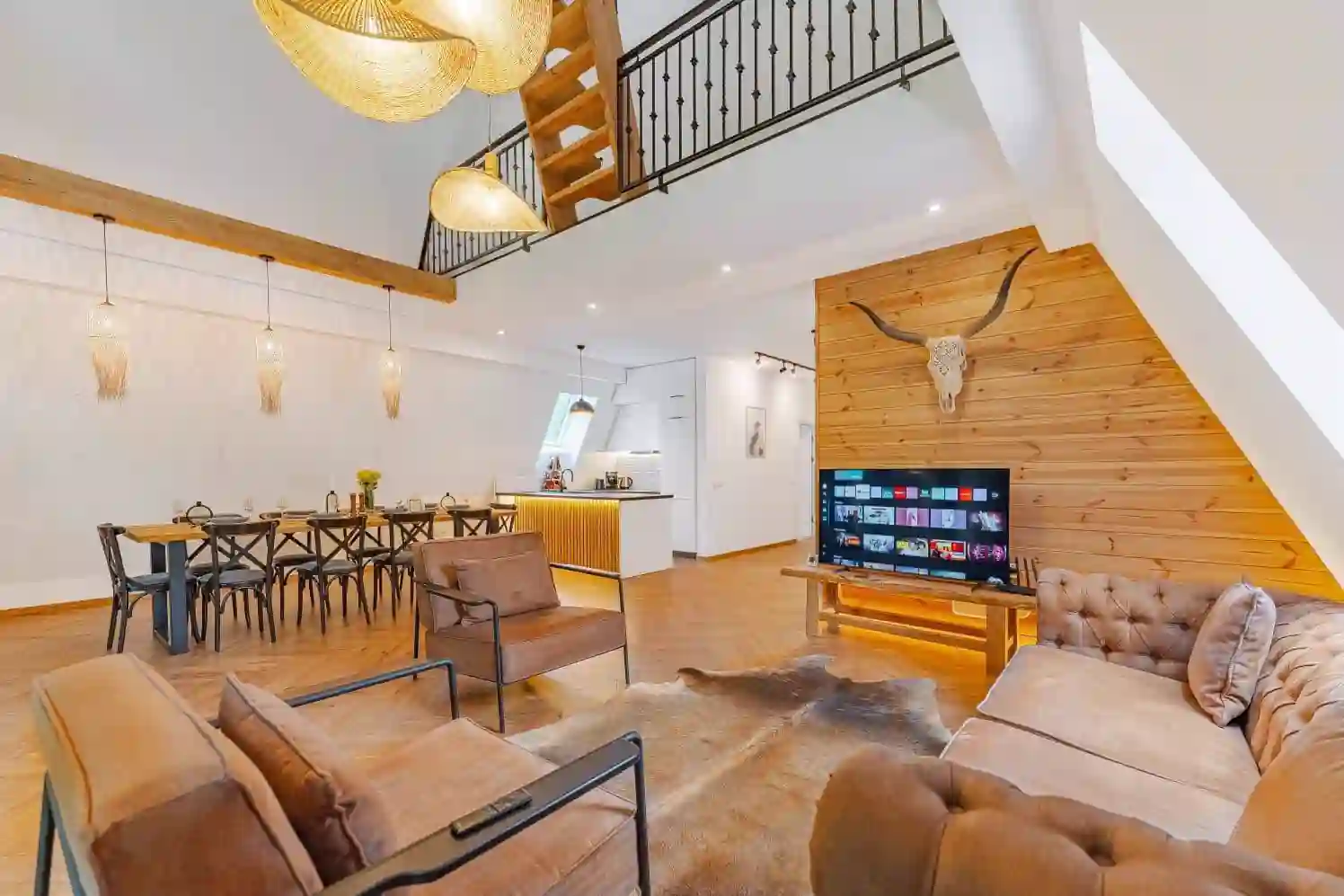 Black Raven Cabin Toplița – terasă cu vedere spre munți