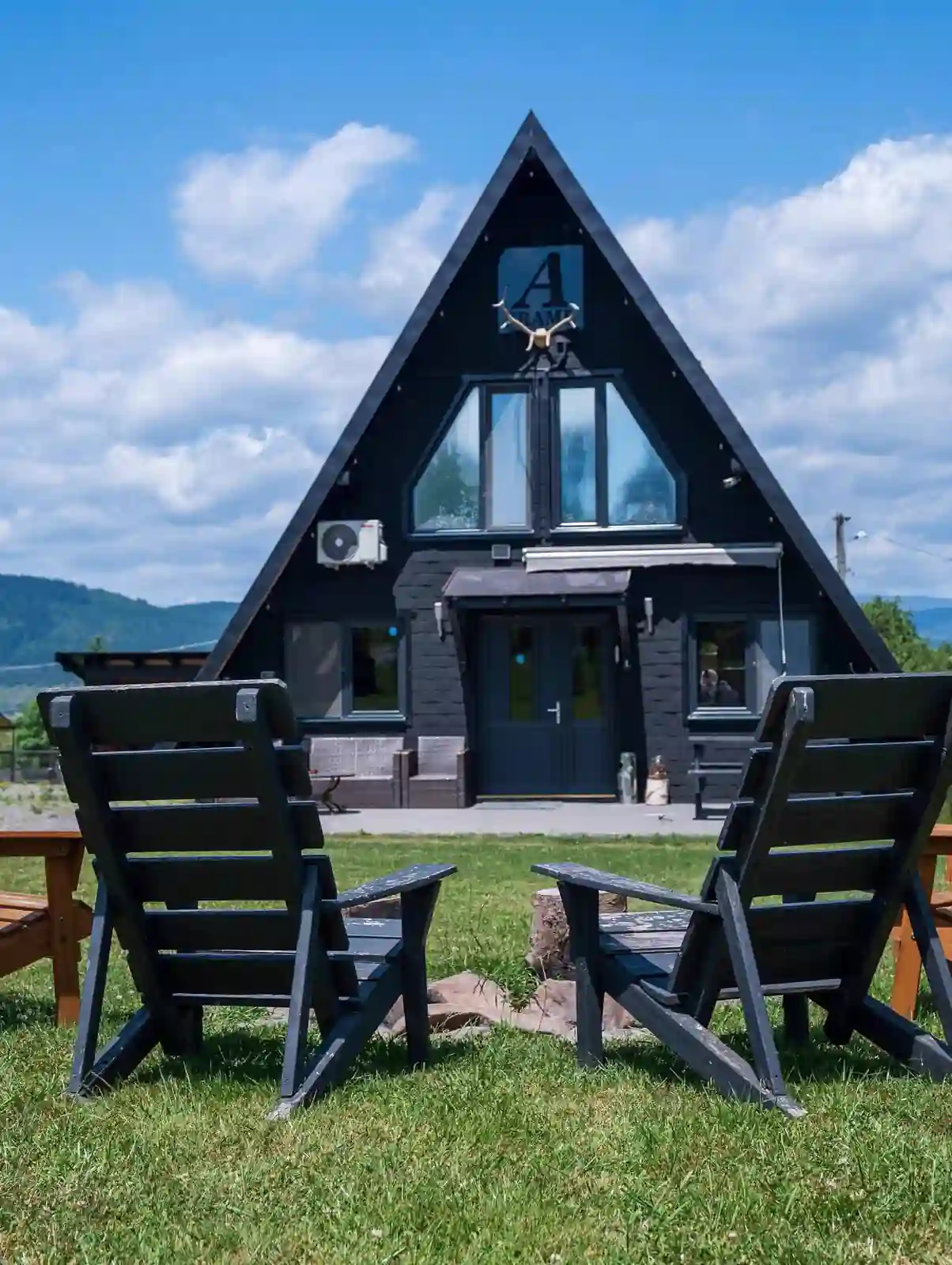 Cabana A Toplița – cabană A-Frame modernă cu ferestre panoramice