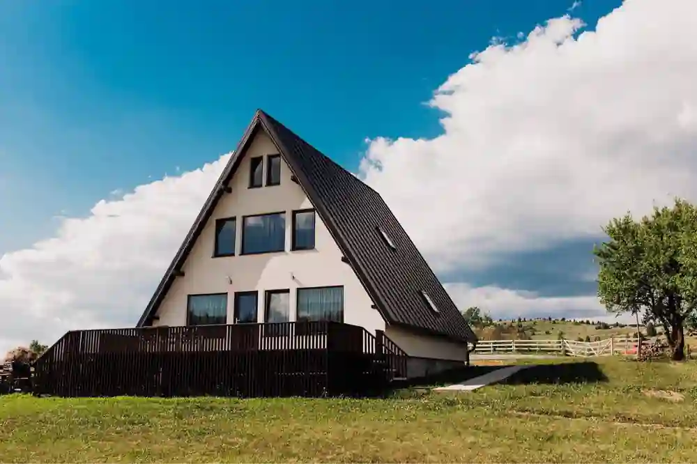 Cabana Kheops Toplița – design piramidal unic în zona Sărmaș