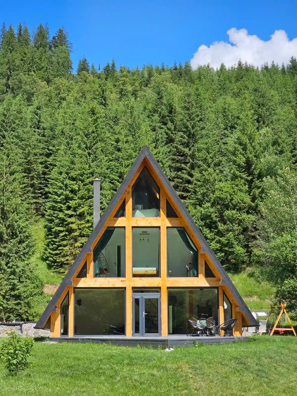 Cozy Cabin Toplița – cabană A-Frame stil scandinav exterior
