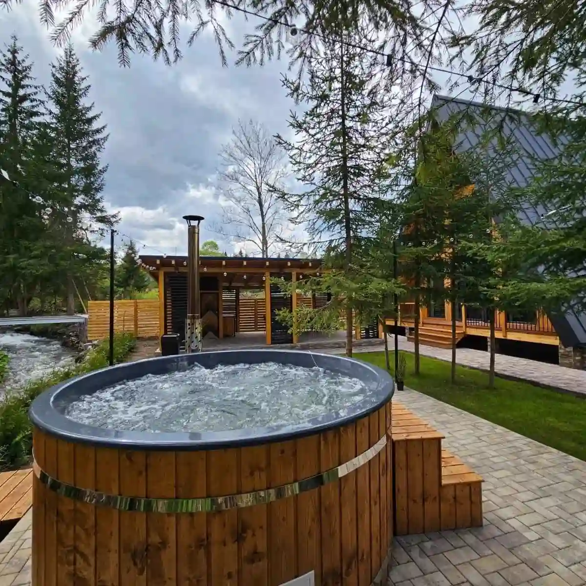 Timber Loft Toplița – terasă și foișor cu grătar