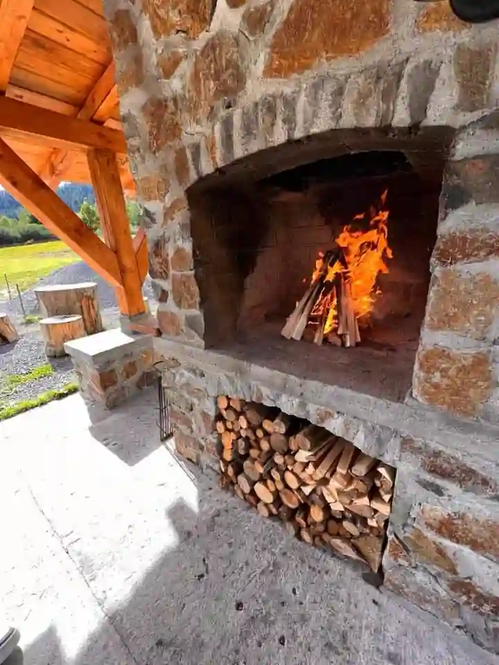 Cabana Károly – interior rustic cu lemn masiv