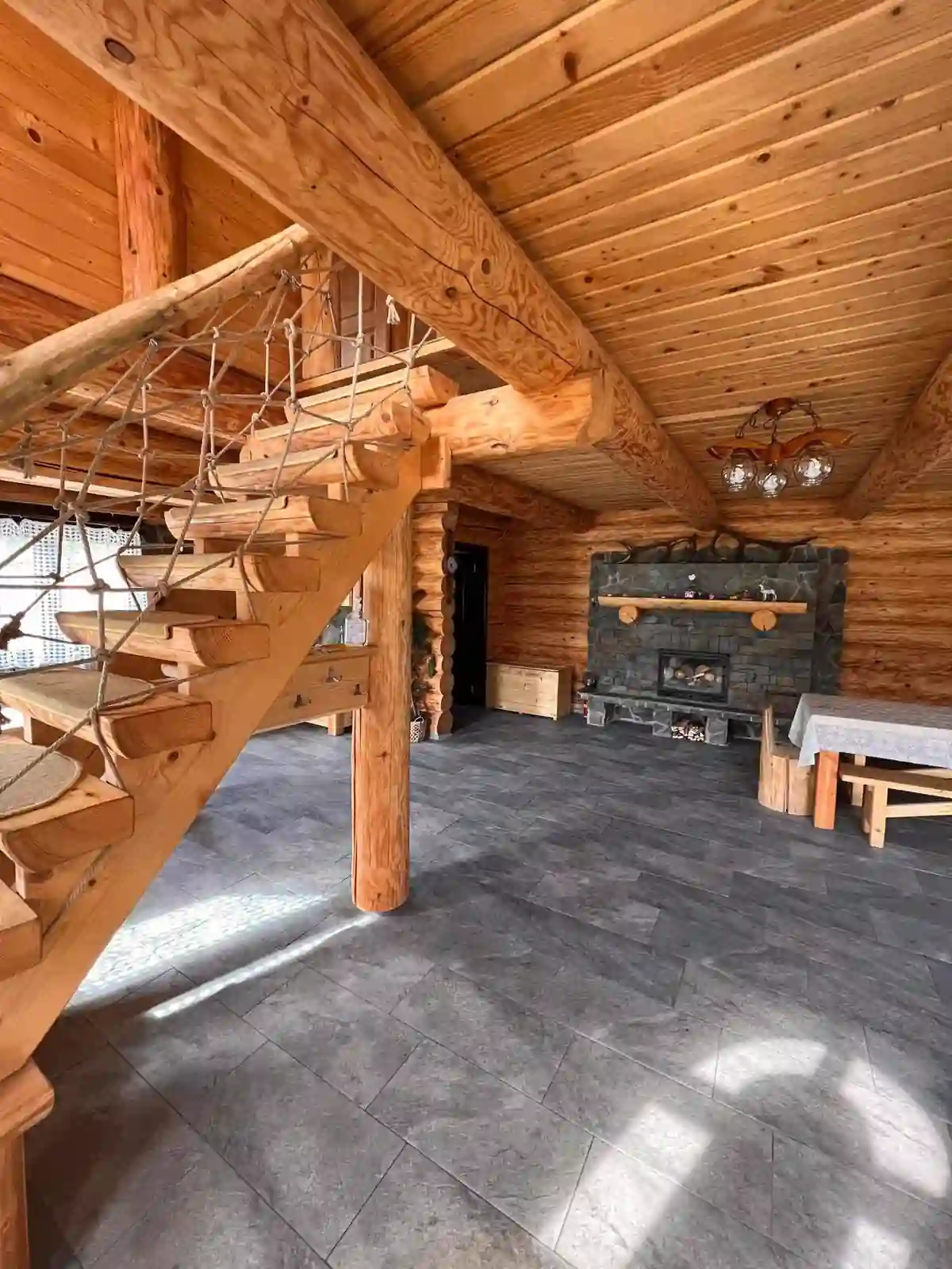 Cabana Károly – terasă și zonă exterioară