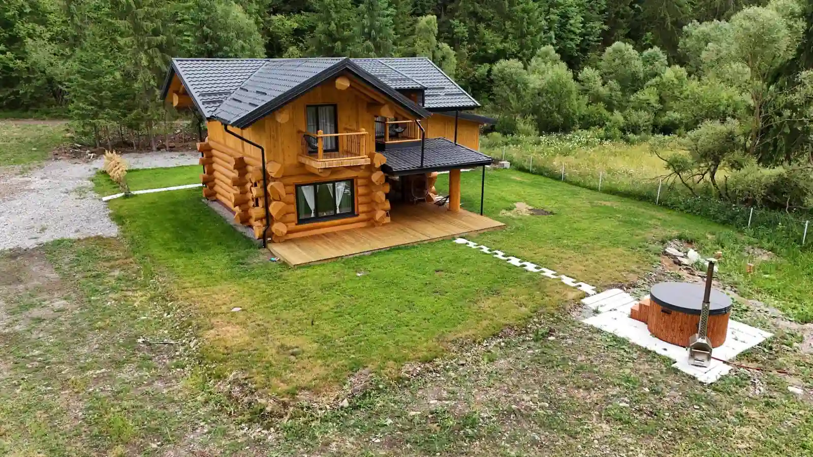 Cozy Nest – cabană din lemn rotund vedere exterioară