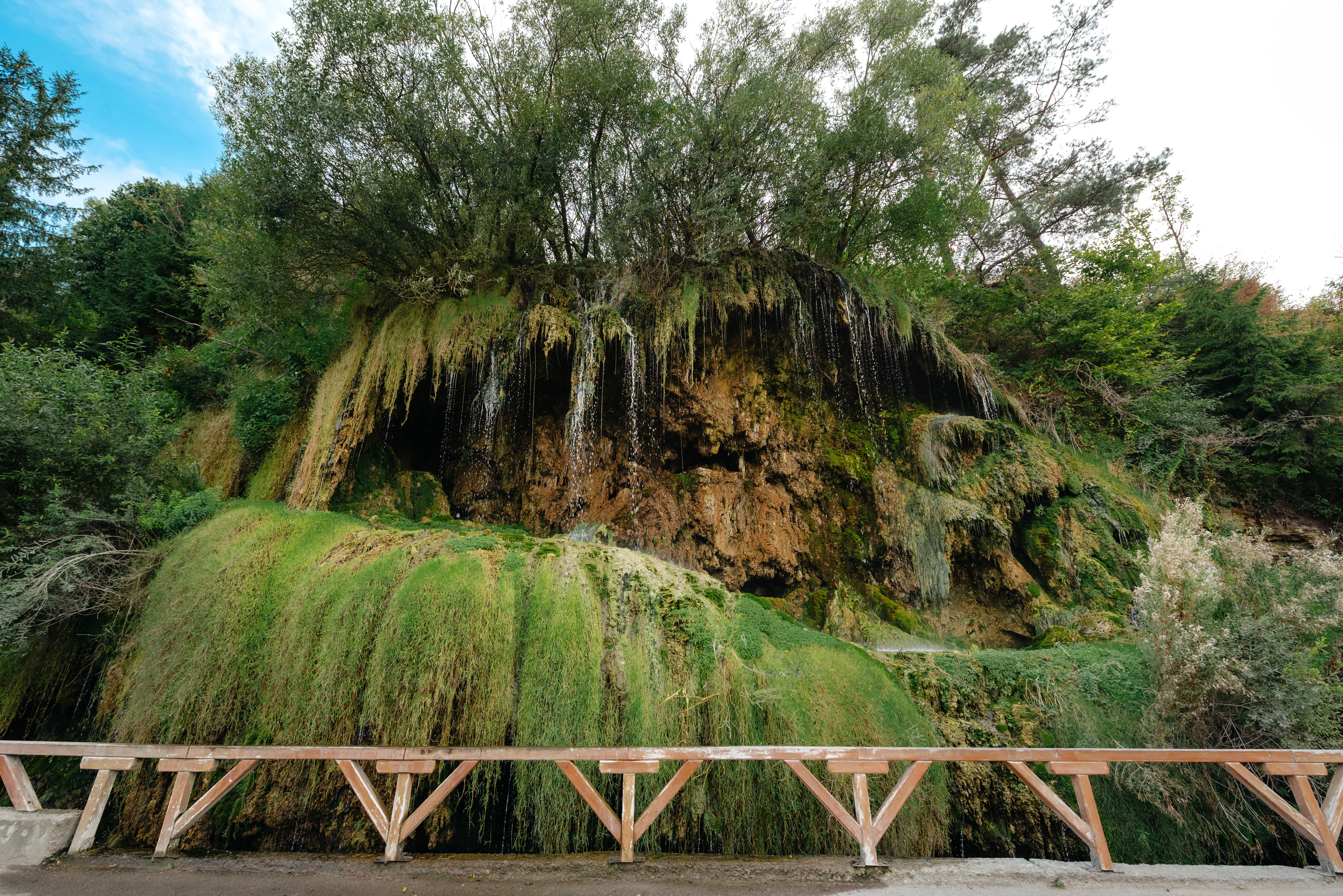 Cascada Mezotermală – bijuteria naturală a Topliței