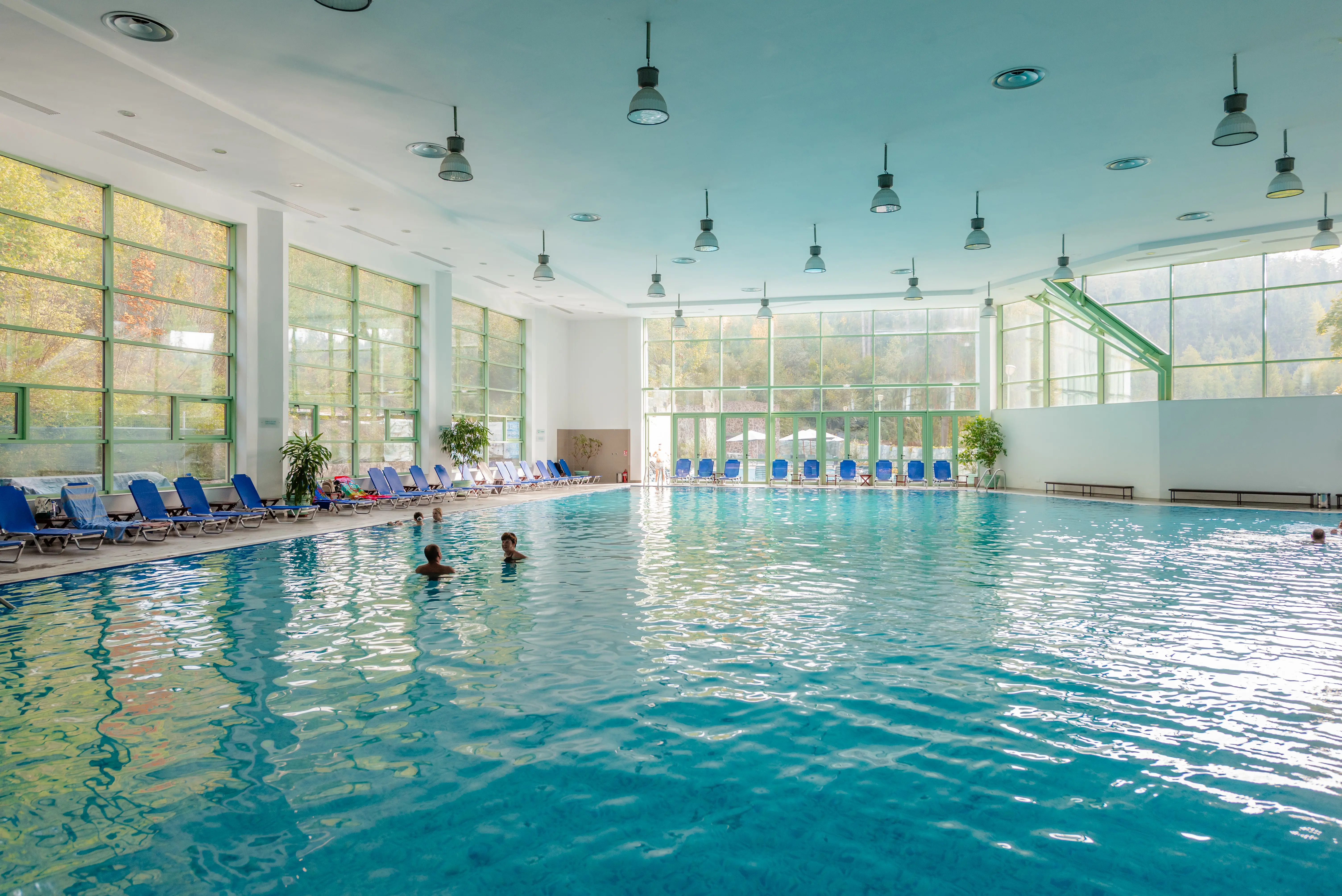 Relaxare și răsfăț la poalele munților – apele termale din Toplița