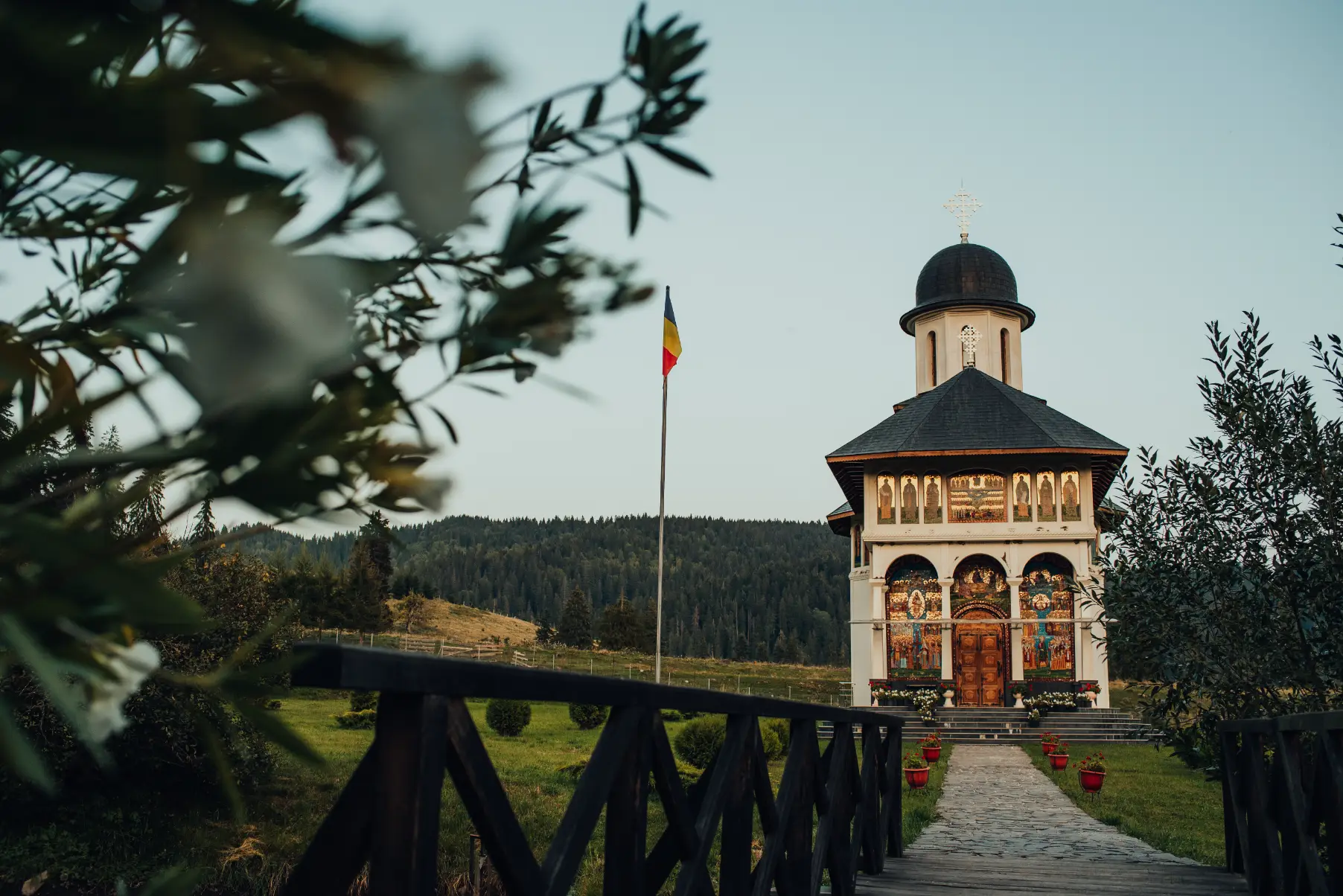Schitul Gura Izvorului - Arhitectură Religioasă